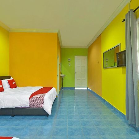 Oyo 90744 Bari Indah Beach Resort クアラ・トレンガヌ エクステリア 写真