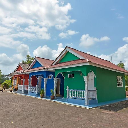 Oyo 90744 Bari Indah Beach Resort クアラ・トレンガヌ エクステリア 写真
