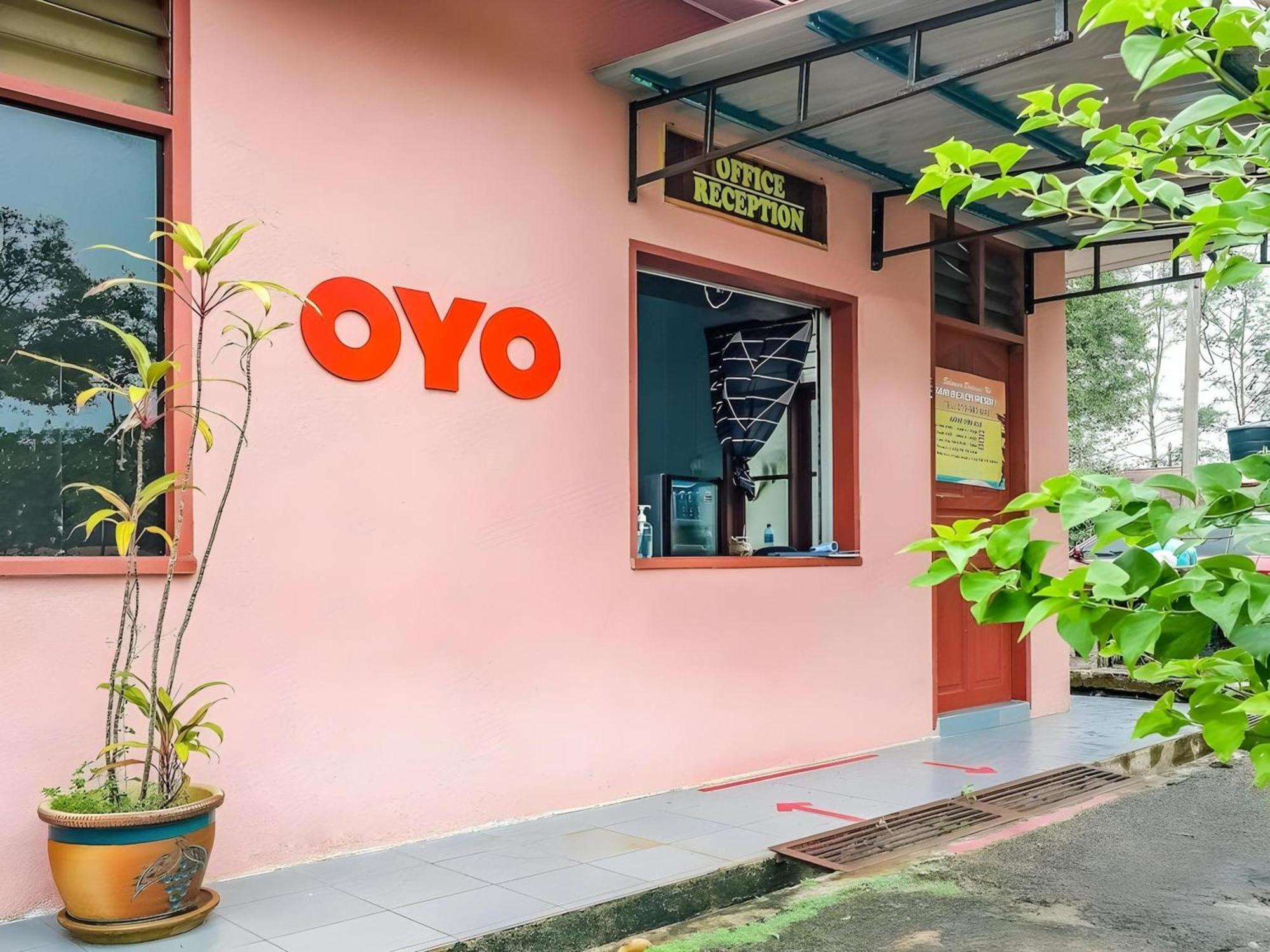 Oyo 90744 Bari Indah Beach Resort クアラ・トレンガヌ エクステリア 写真
