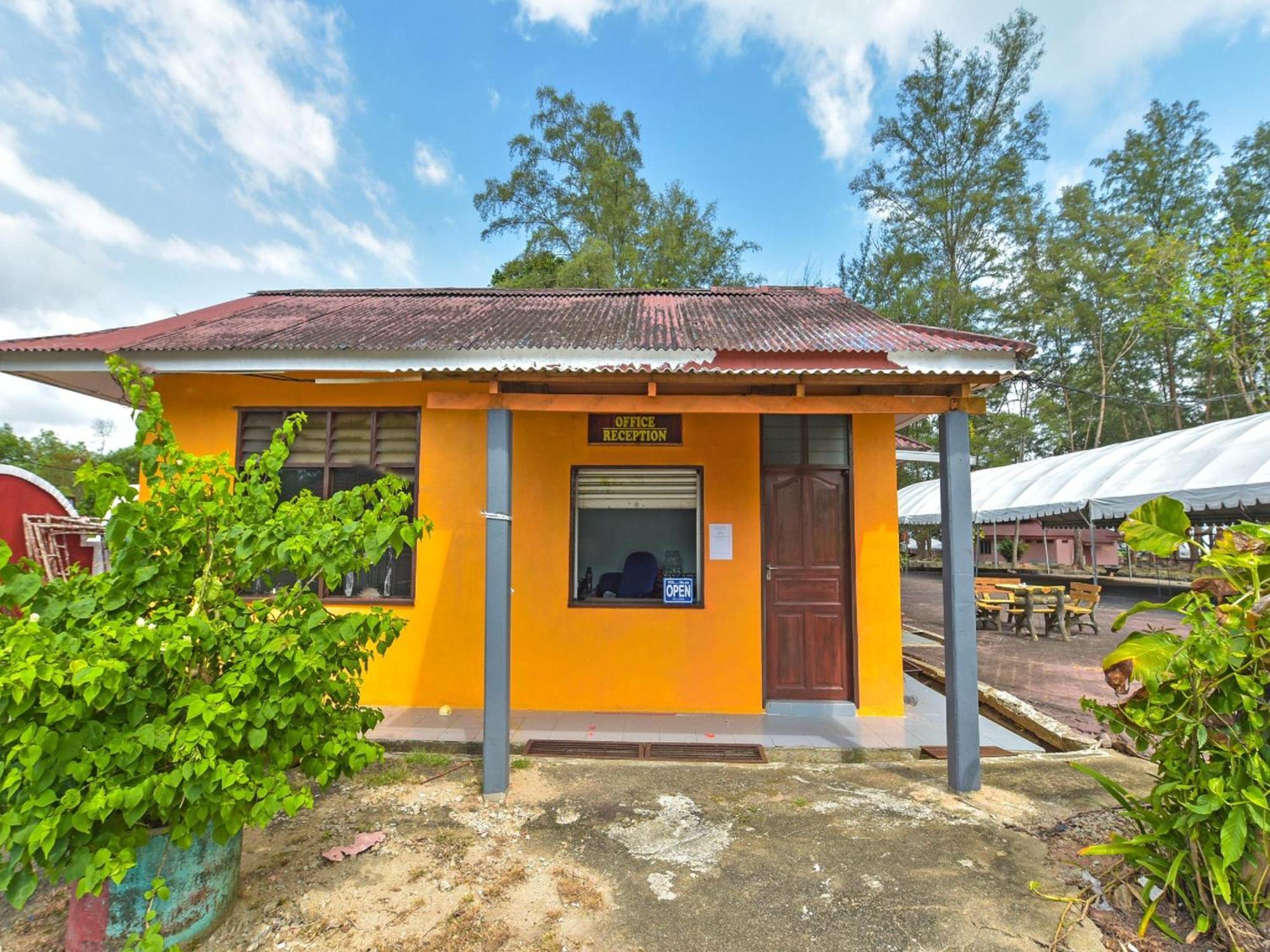Oyo 90744 Bari Indah Beach Resort クアラ・トレンガヌ エクステリア 写真